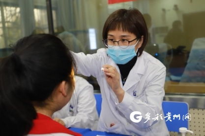 2岁娃看电视变近视眼，专家疾呼 婴幼儿应远离屏幕，从源头守护明亮双眼